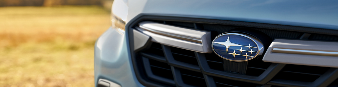 Detalle del emblema y la parrilla de Subaru.